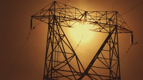torre de transmisión de energía al atardecer