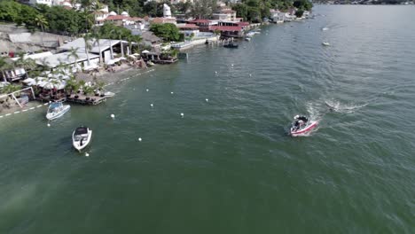 Gente-Divirtiéndose-En-Un-Bote-En-El-Lago