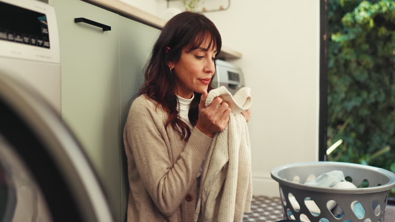 집에서 세탁을 하는 여자