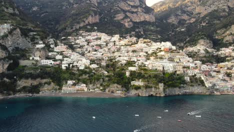 Positano,-Destino-Turístico-En-La-Costa-De-Amalfi,-Italia.