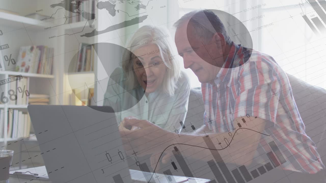 animación del procesamiento de datos con una pareja caucásica mayor usando una computadora portátil