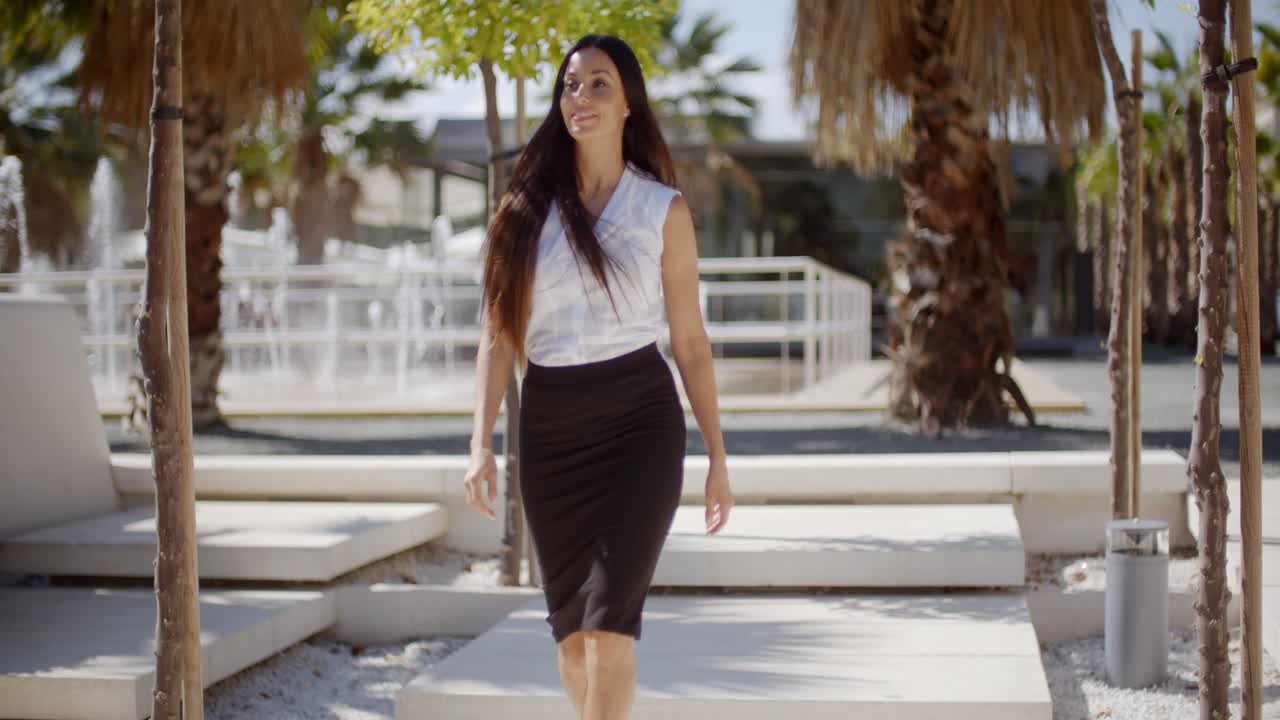 elegante joven caminando por un parque