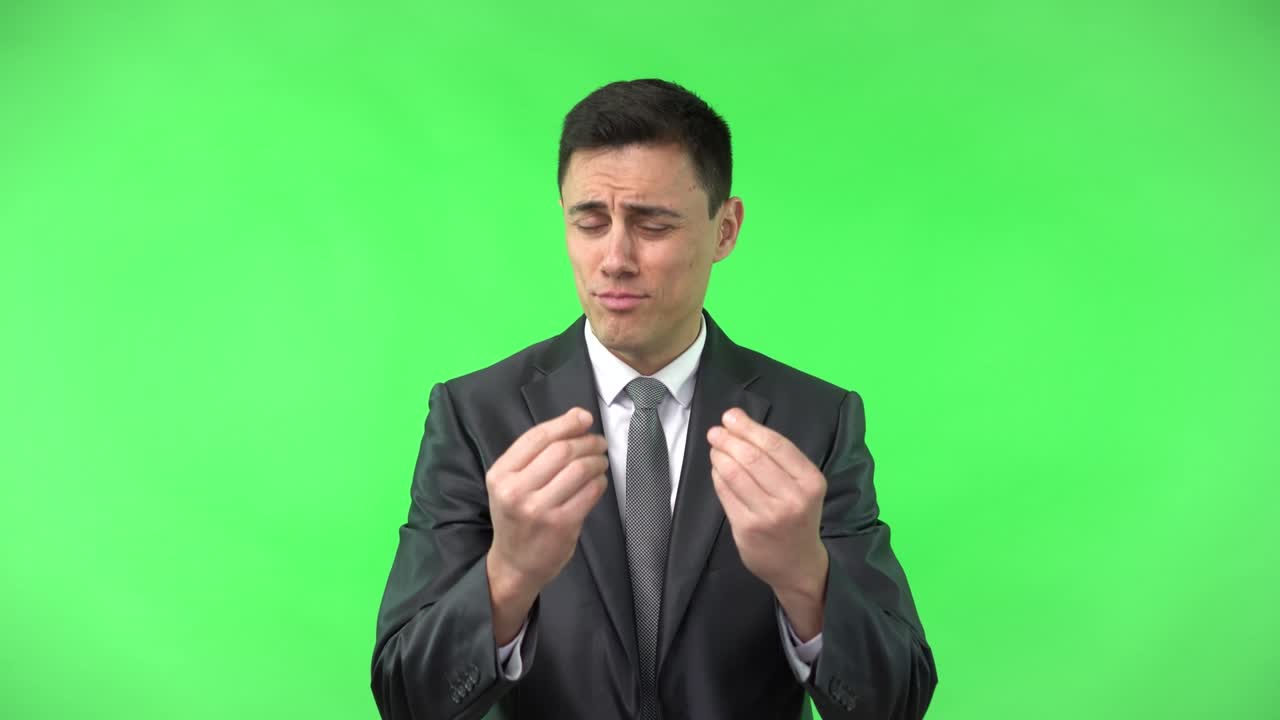 돈의 몸짓을 보여주는 슈트를 입은 백만장자 남자.