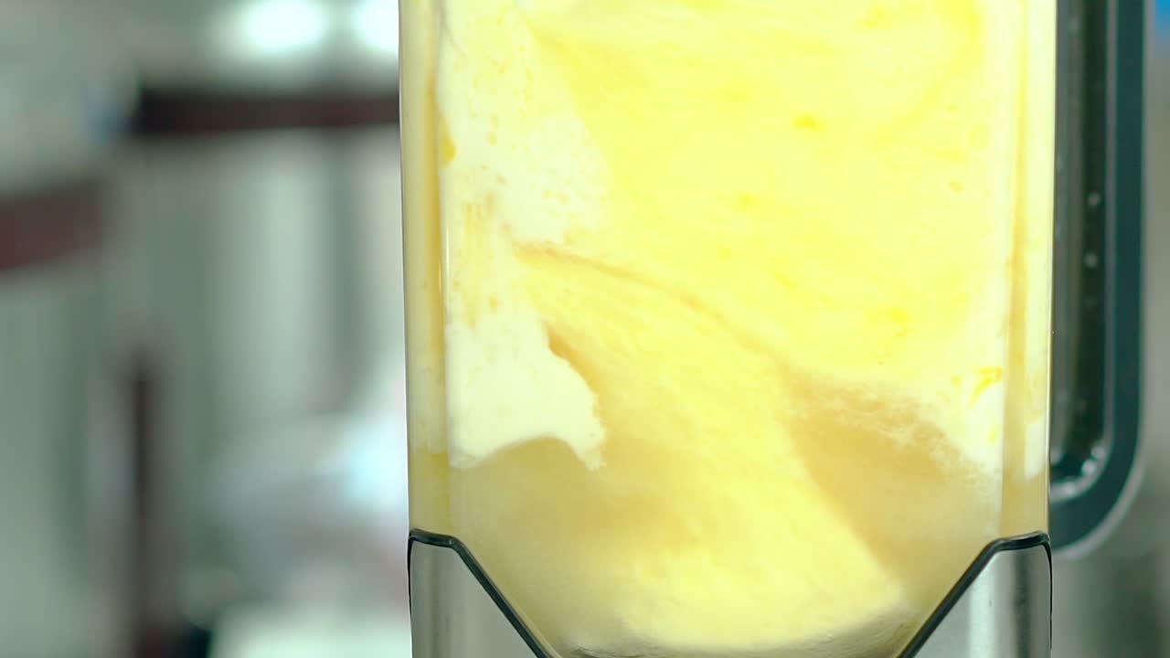 크림 이 들어 있는 달 ⁇  은  ⁇ 서기 에서  ⁇ 는다