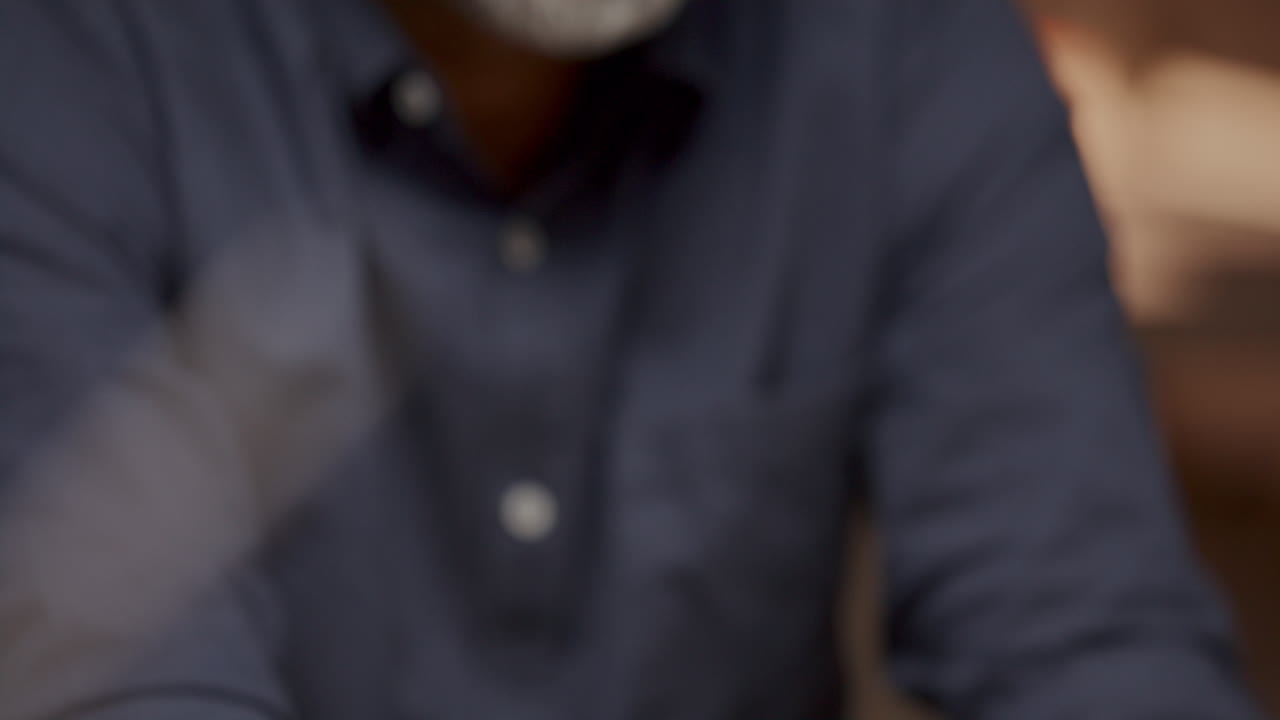 ingeniero ambiental de mediana edad explicando ideas a sus colegas en una reunión de oficina