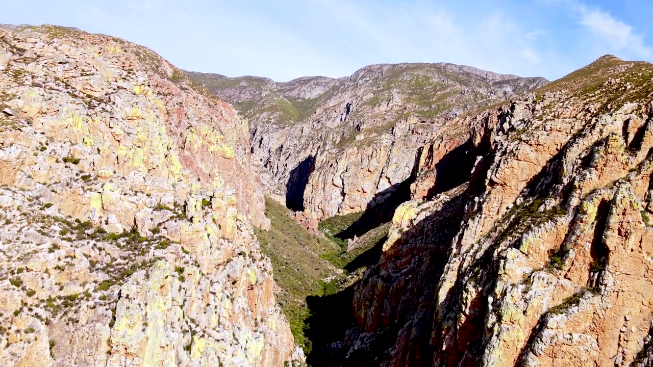 Burrone nella frastagliata montagna Langeberg, parte della catena del Capo, ripresa aerea in tilt-up.