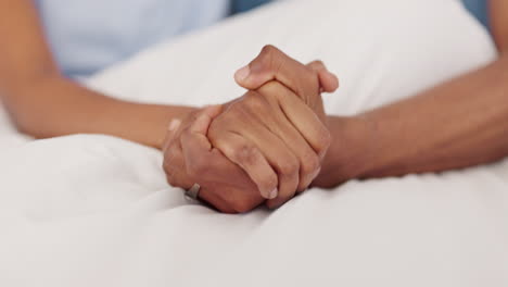 manos, pareja y confianza con un hombre