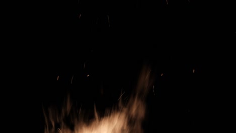 llamas de fuego en un fondo negro, hoguera ardiendo por la noche