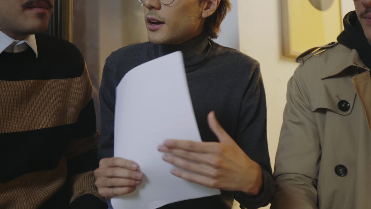 사업가 들 이 실내 에서 문서 를 논의 하고 있다