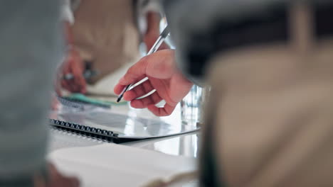 Hands-of-business-people-with-documents