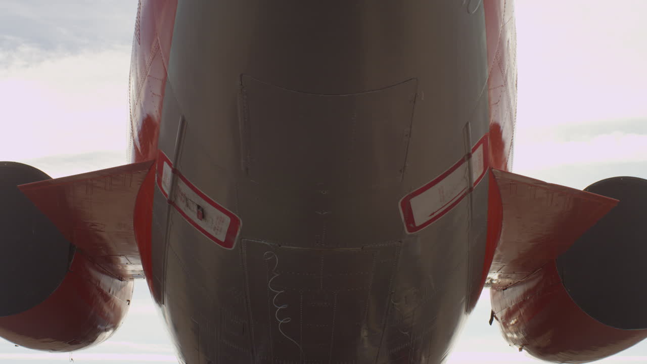 cola de avión con el sol como luz de fondo