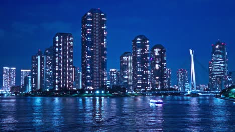 luz nocturna tokyo, tsukuda, rascacielos toyosu y puente el río sumida yakatabune, barco de placer