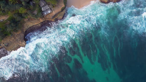 Entrada-De-Banyu-Tibo-Desde-Arriba-Mientras-El-Océano-Se-Estrella-En-La-Cercana-Indonesia-Pacitan