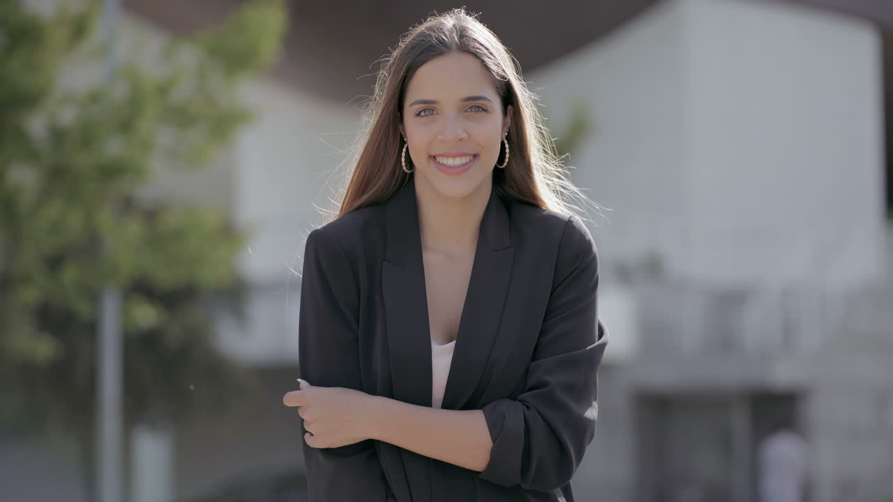 Bella ragazza felice che sorride alla telecamera all'aperto