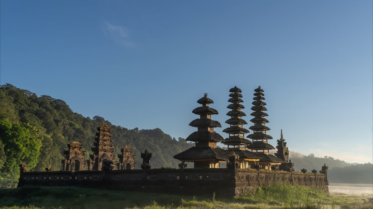 Bali Tapınağında Gündoğumu