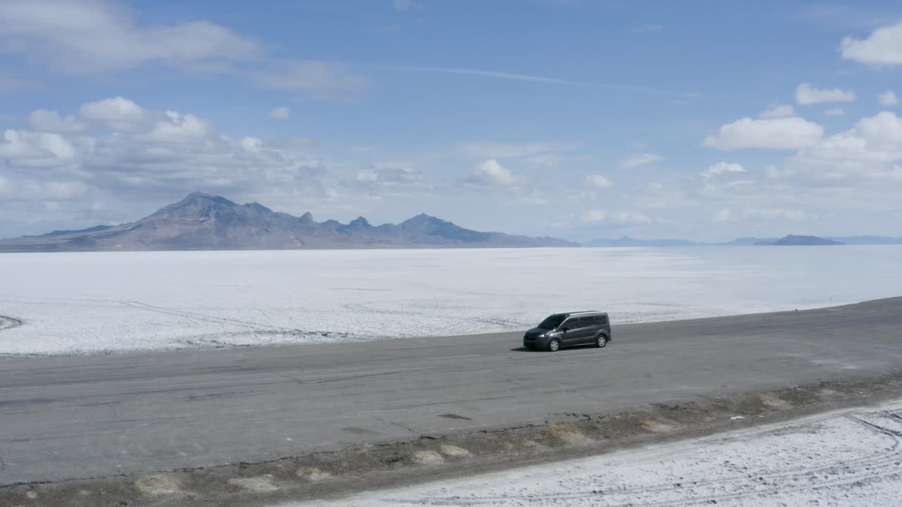 장엄한 소금 평지 경치 좋은 배경을 가진 자동차 - 유타, 공중 궤도