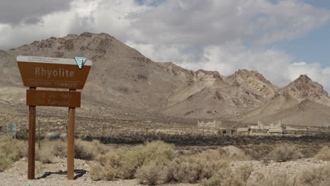 riolite nevada, ciudad minera en el árido desierto