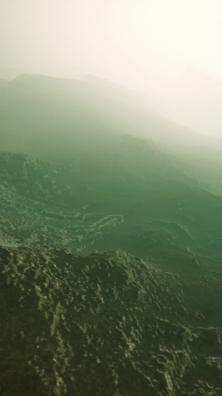 un paisaje dramático con una cordillera de niebla