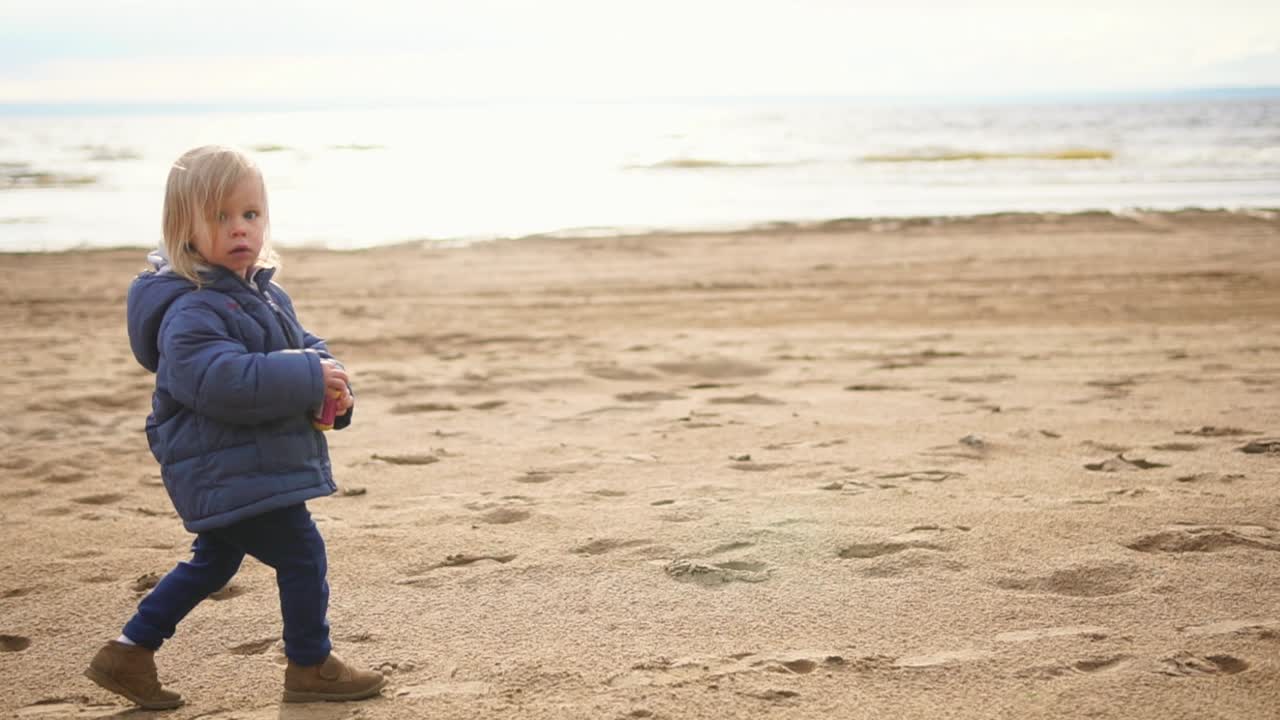 해변에서 노는 어린 소녀