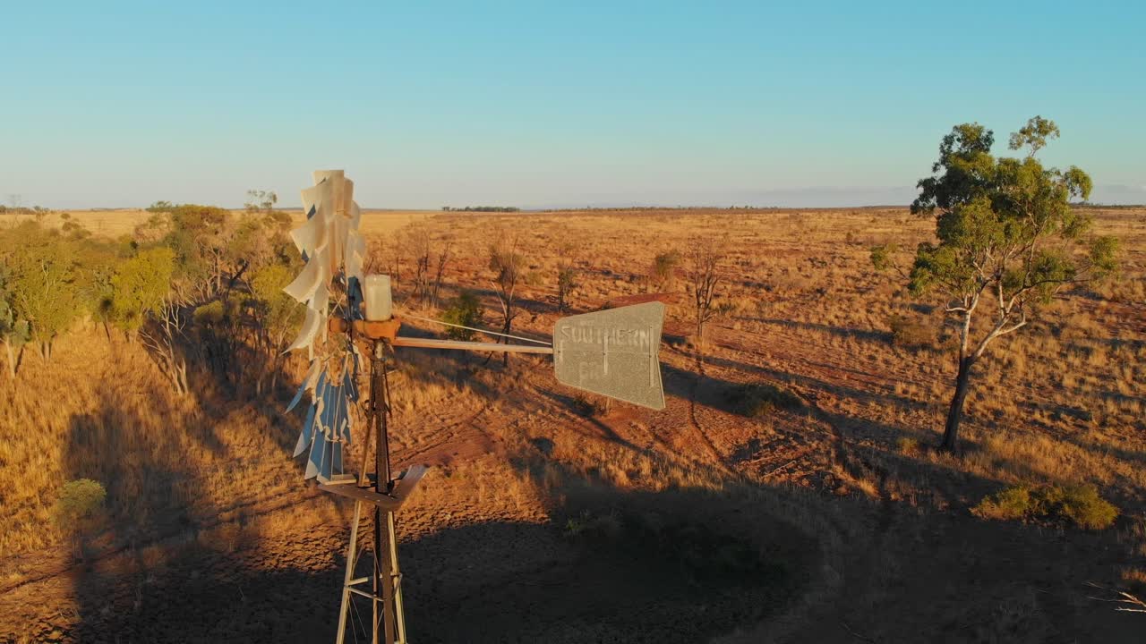 Mulino a vento al tramonto nell'Outback di Emerald, Queensland, Australia