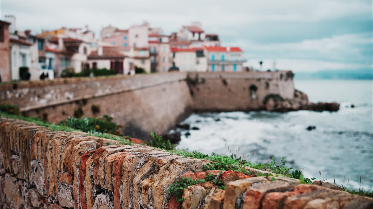 Vista di diversi edifici sulla costa di Antibes, in Francia, in una giornata piovosa
