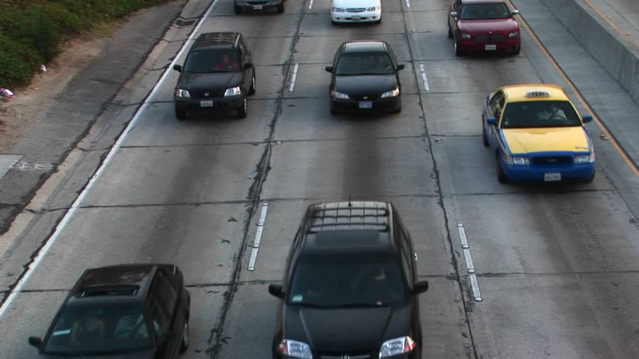 교통은 고속도로를 따라 이동