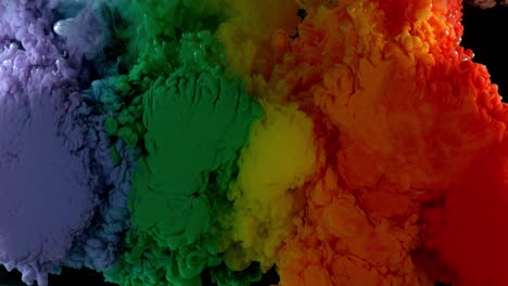 tinta de color arco iris en el agua, cámara súper lenta. filmado en phantom flex 4k.