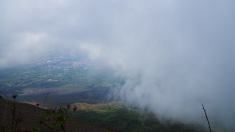 Zeitraffer-Von-Wolken,-Die-über-Die-Stadt-Im-Tal-Ziehen