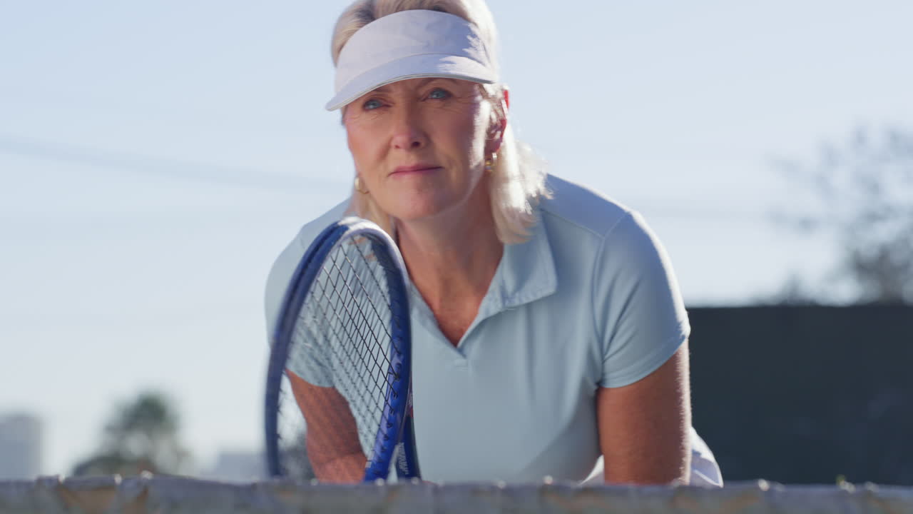 una mujer jugando al tenis