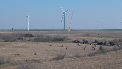 oklahoma - boom aéreo en tierras de cultivo con turbina eólica y reparación de grúa