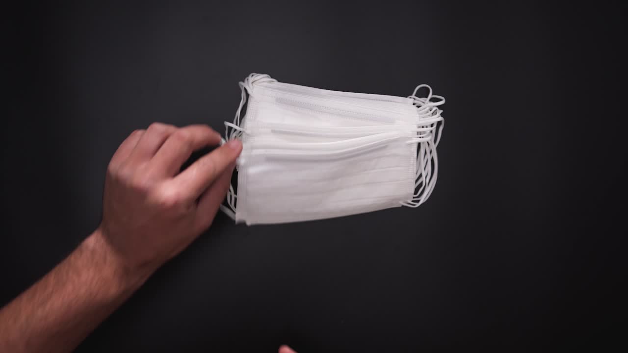 ppe 마스크를 복용하는 평평한 맨손