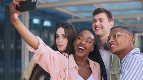 estudiantes, grupo y selfie en la universidad