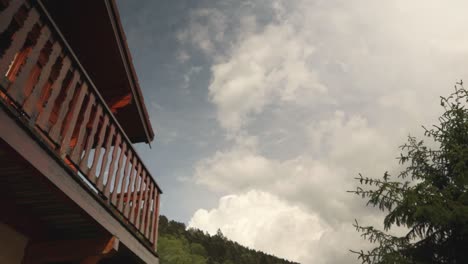 lapso de tiempo del cielo en una cabaña de madera con abetos y montaña en el fondo