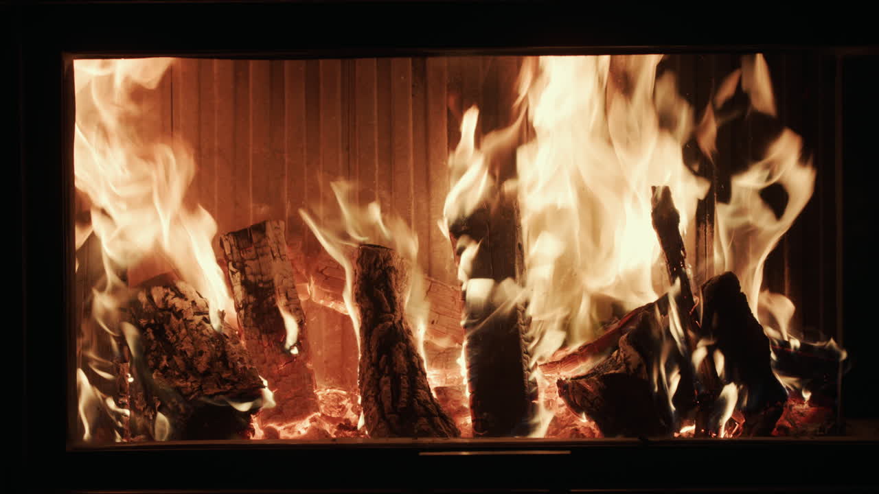 장작이 현대식 벽난로에서 불타고 있다 1