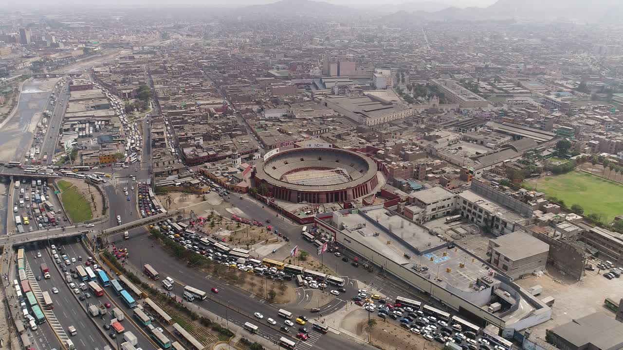 video aéreo de la plaza de toros de acho, el anillo de corrida de toro de acho. el más antiguo de américa en lima peru. video del centro de lima.