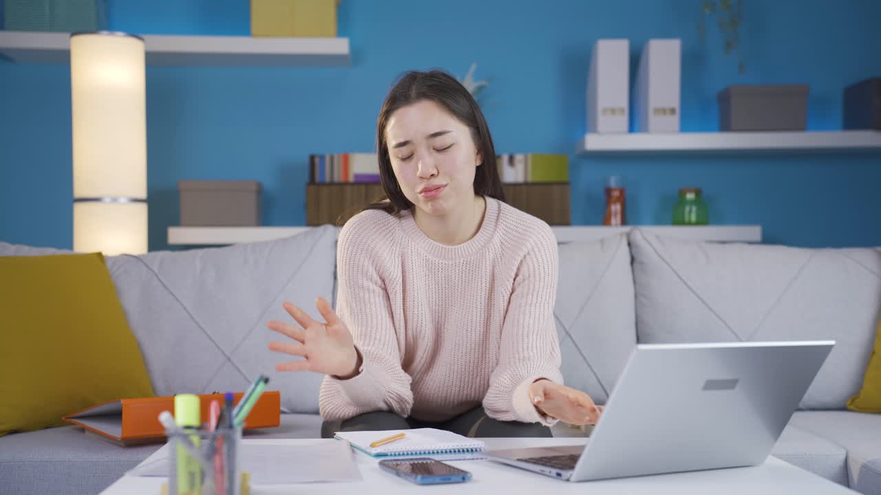 아시아의 젊은 여성은 홈 오피스에서의 일로 인해 지루하고 우울합니다.