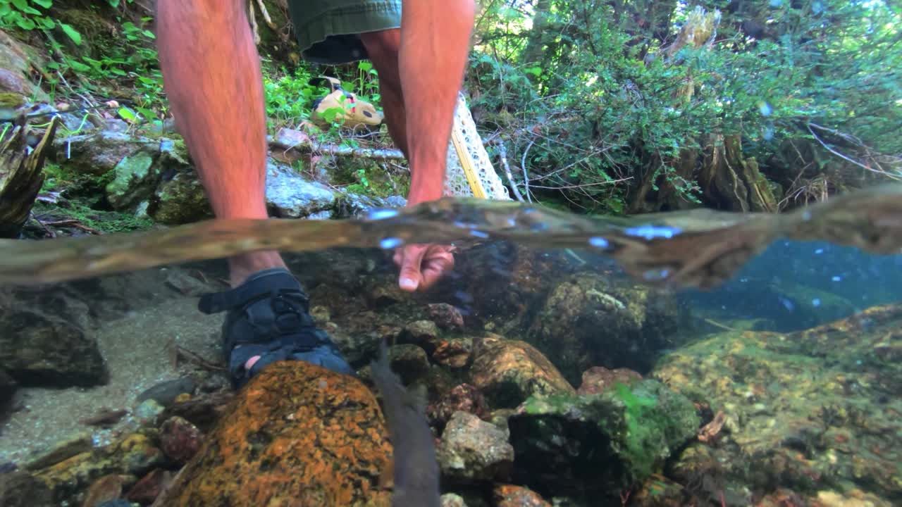 toma muestra por encima y por debajo del agua al mismo tiempo