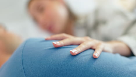 mano, cuidado y una pareja en la cama con amor