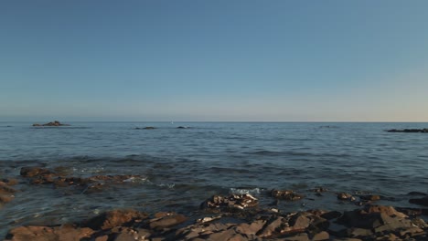 Seitlich-über-Einen-Felsigen-Strand-Bewegen