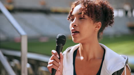 mujer hablando en un estadio deportivo