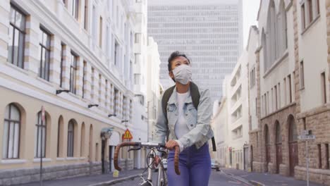 Mujer-Con-Máscara-Médica-De-Coronavirus-Caminando-Por-La-Calle