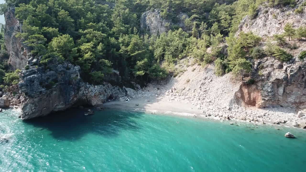 Spiaggia in una cala con alberi verdi
