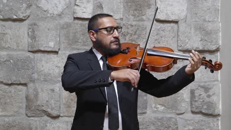 hombre demostrando la técnica de tocar la viola