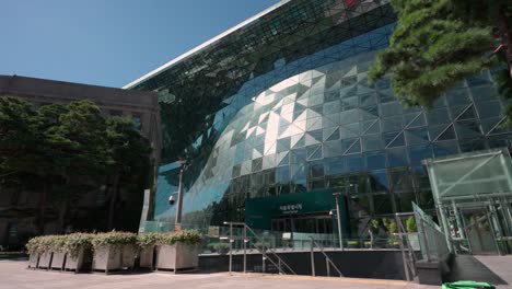 seoul city hall plaza exterior and entrance to