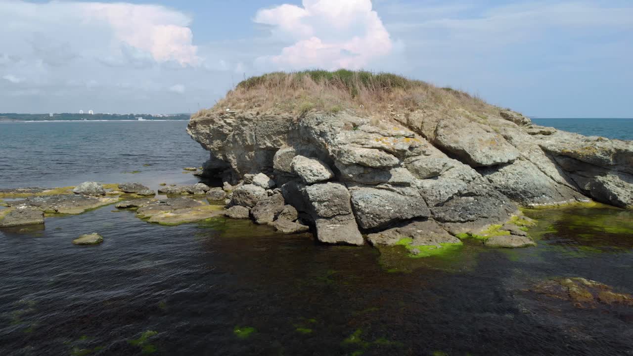 кадры дуги беспилотника вокруг небольшого острова в черном море, болгария-2