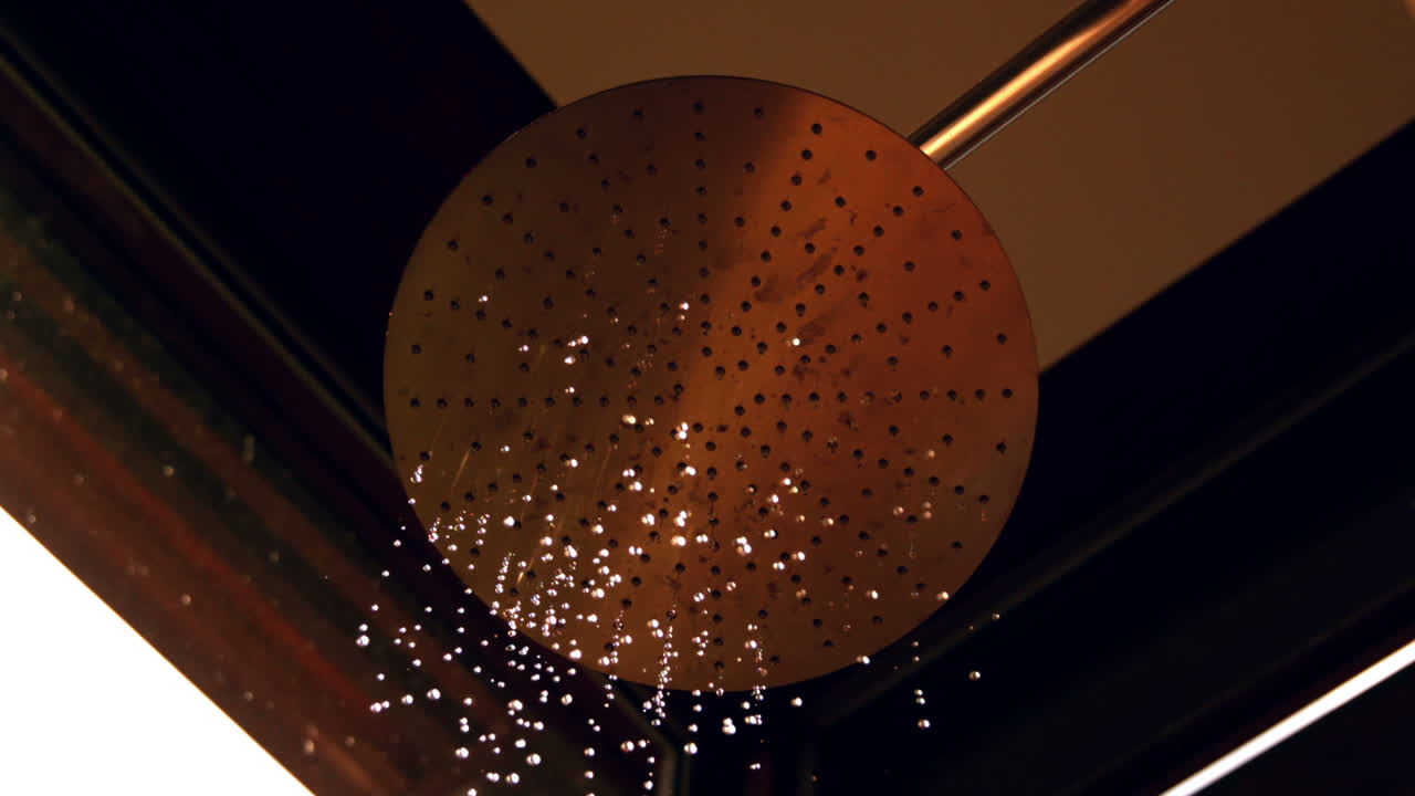 큰 샤워 헤드가 켜지고 있습니다.