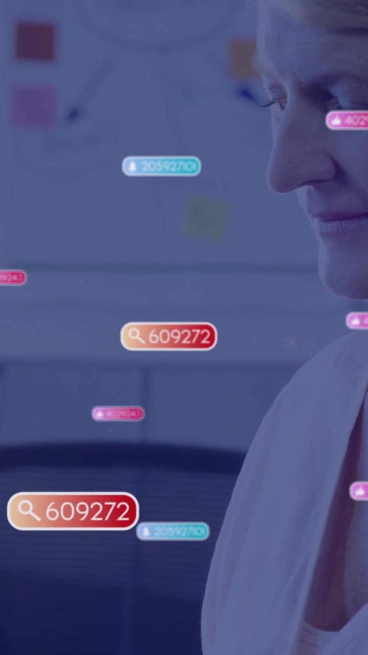Utilizzando un tablet, donna in ufficio con tag di dati animati colorati fluttuanti