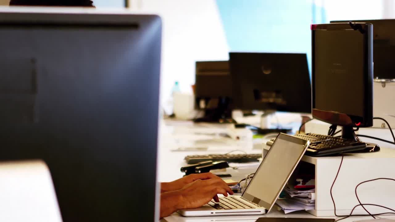 diseñador gráfico que trabaja en la computadora