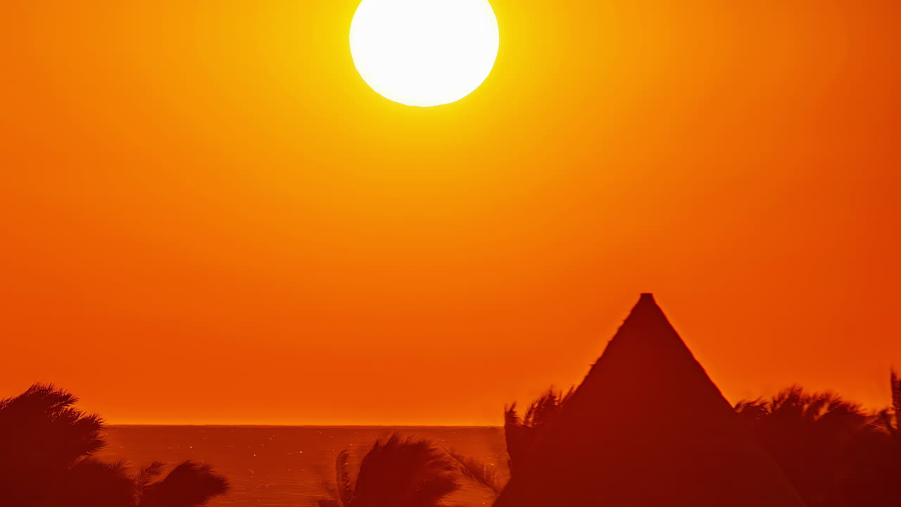 Glødende sol stiger op på den orange himmel, timelapse-visning