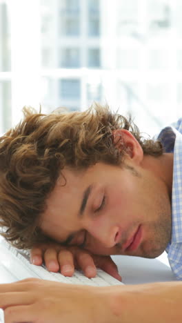 exhaustivo hombre de negocios despertando